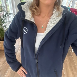 Hollister zip med foder - En zip med foder från Hollister i storlek S. Tröjan är lite oversized och längre i storleken, går lite över rumpan. Tröjan är i bra skick, men använd. Se liknande zip i min profil! Fri frakt tom 27/7. E49