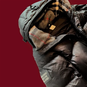 AA Burberry Jacka/ Väst - Riktigt bra material och utseende. Hör av er för mer information och/eller övriga frågor