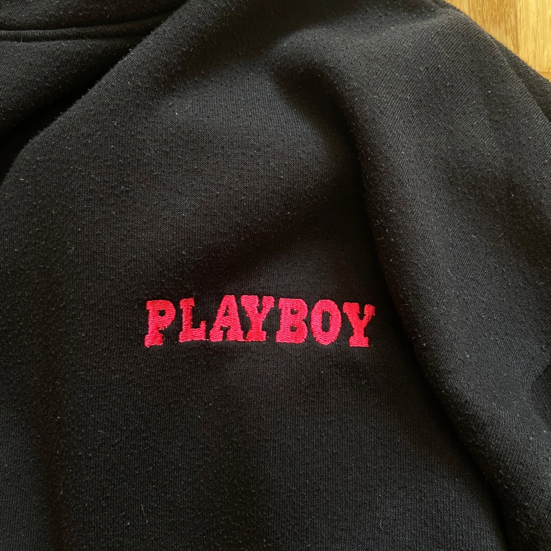 Svart Playboy hoodie från Missguided - 2