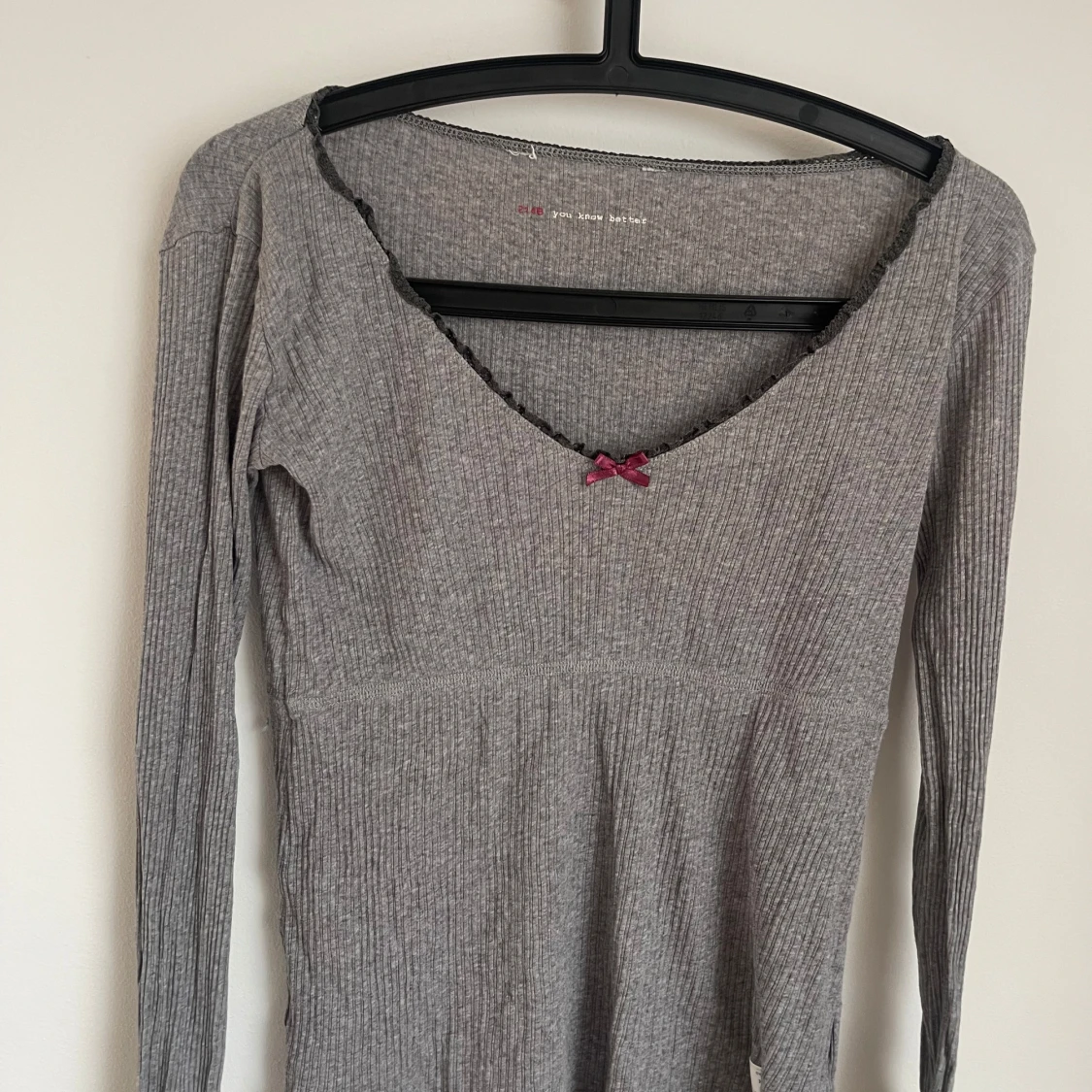 Grå ribbad tröja Odd Molly med rosett