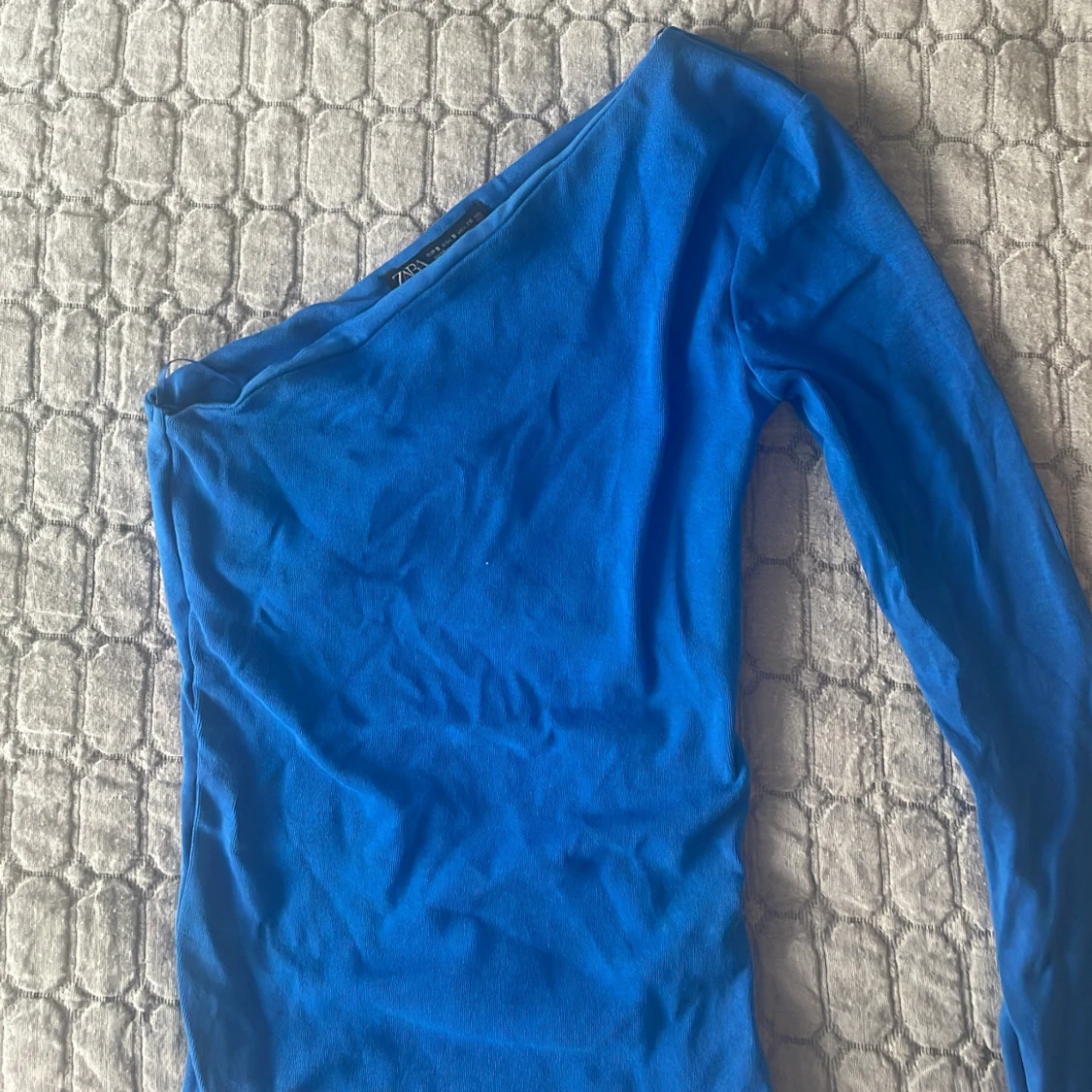 Blå oneshoulder topp från Zara