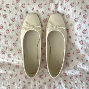 ballerina skor - använda en gång, bra skick🤍(se sista bilden för ett litet veck som har blivit på ena skon, inget man tänker på) köpt för 499kr