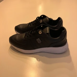 Skor, Tommy Hilfiger - aldrig använda bara testade 