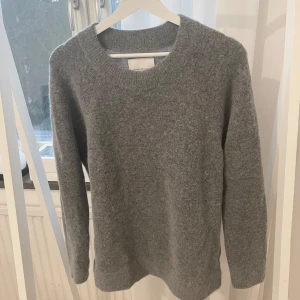 Isblå stickad tröja från Samsøe Samsøe 🩵 - Mysig stickad tröja från Samsøe Samsøe. Tröjan har rund halsringning, lång ärm och en klassisk passform. Unik isblå färg. 