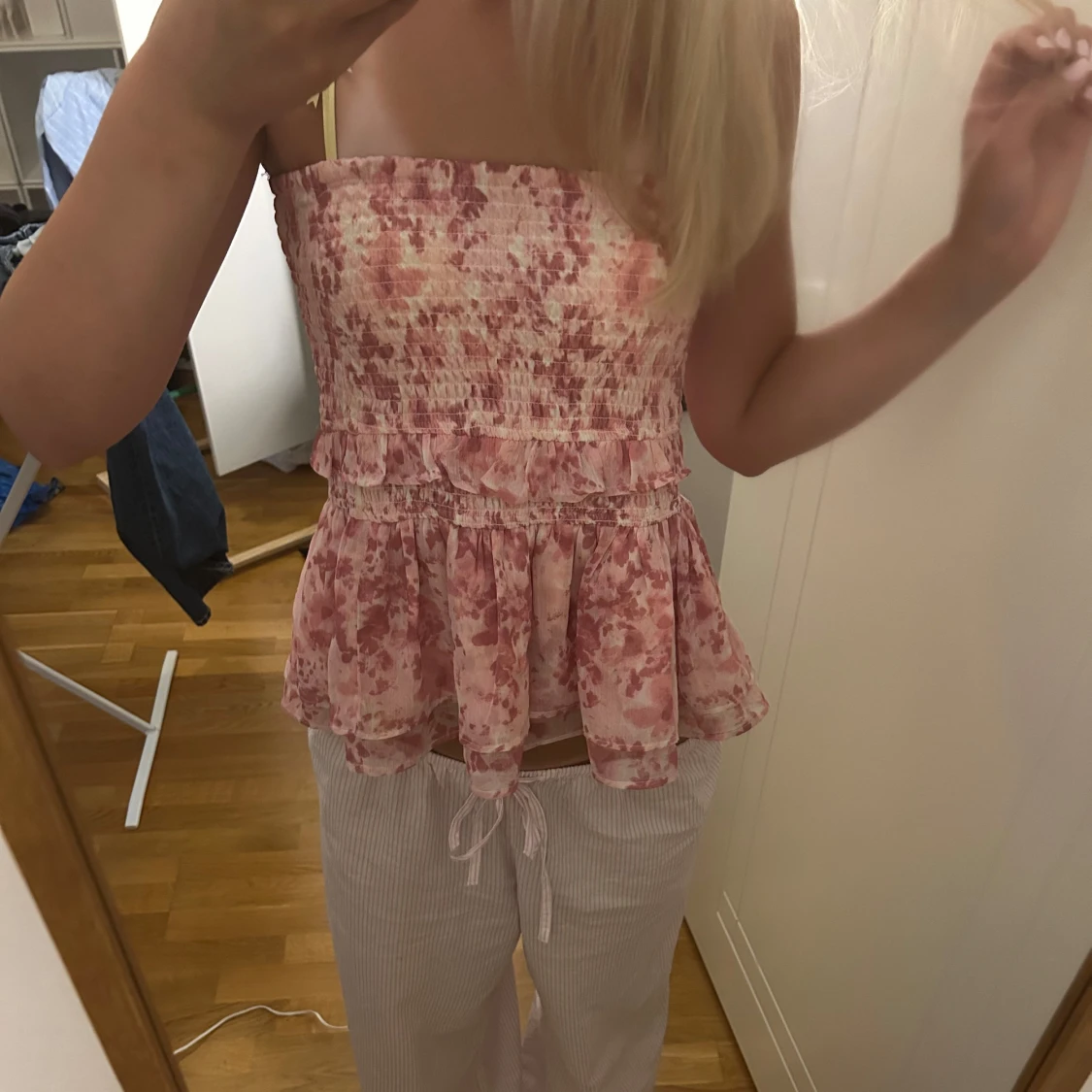 Rosa blommig blus med volang - 1