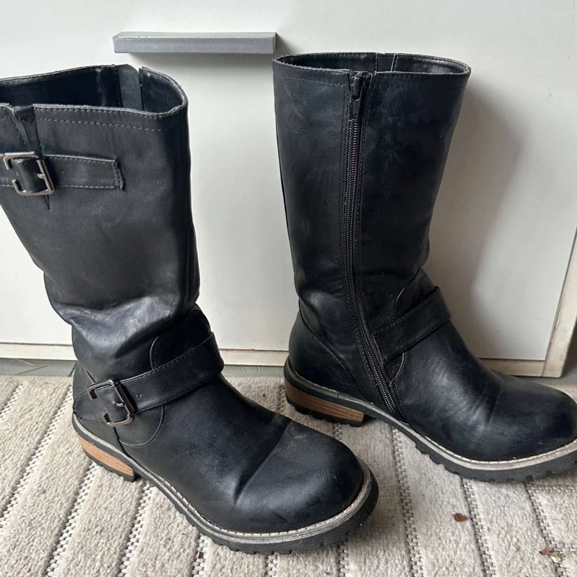 Svarta boots med spänne och dragkedja