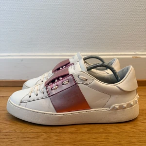 Valentino open sneakers - Säljer nu dessa fina valentino open skor | Storlek 38 | Super fint skick | Kommer med kvitto som intygar äktheten 