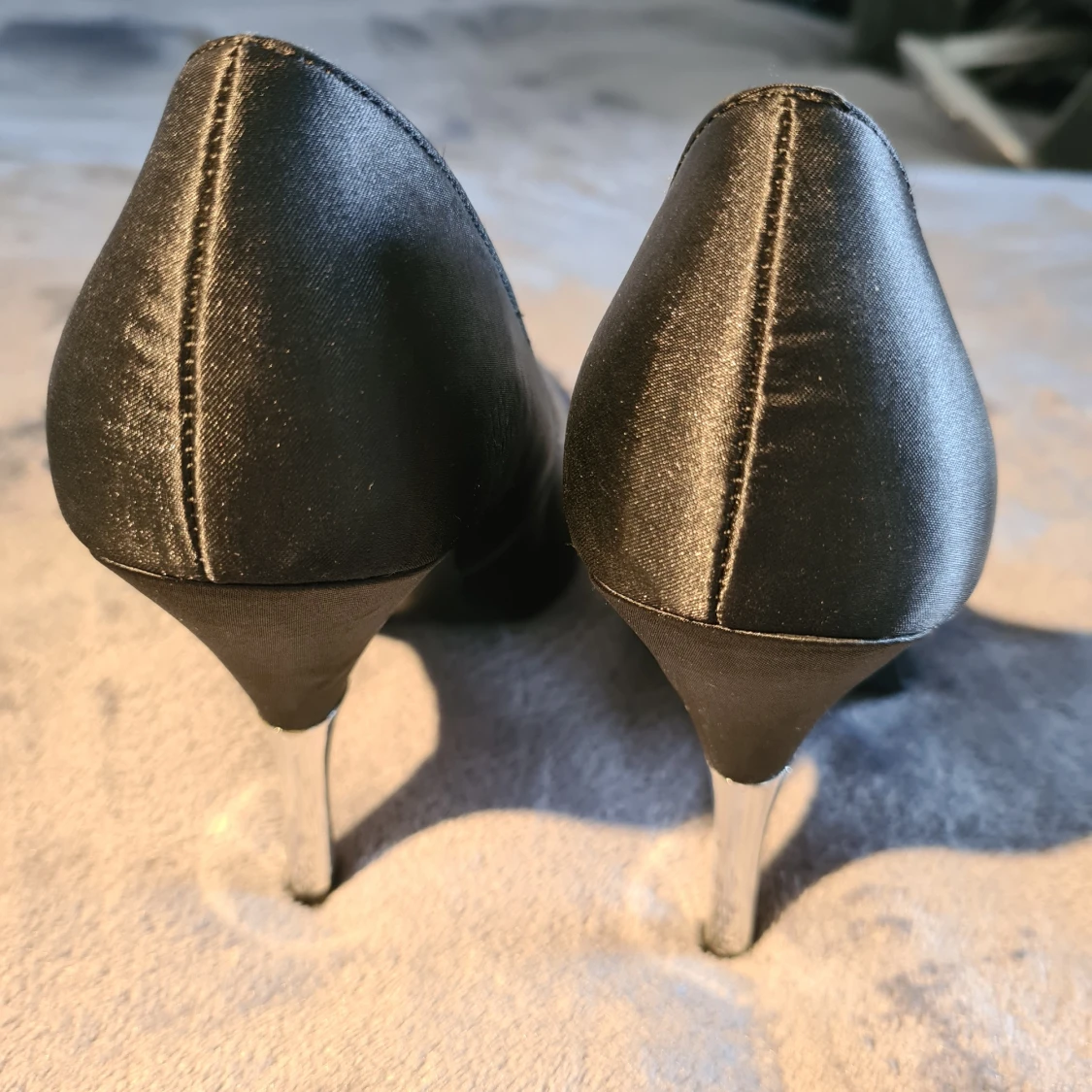 Svarta pumps med silvrig klack - 2