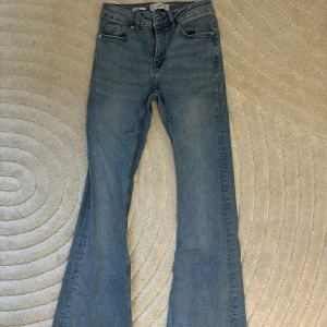 Bootcut jeans från Mango - Jeans från Mango. Medelhög midja. Lite slitna längst ner, syns på sista bilden.