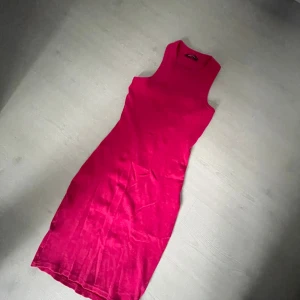 Två ribbade klänningar  - Säljer två ärmlösa, ribbade klänningar. En i stark rosa och en i svart, båda med tight passform och rund hals. Perfekta för dig som gillar enkel men snygg stil. Materialet är mjukt och stretchigt, vilket gör dem bekväma att bära hela dagen. Den svara är i storlek M och den rosa i storlek L, men det ända som skiljer det åt är längden den rosa är en aning längre än den svarta. 