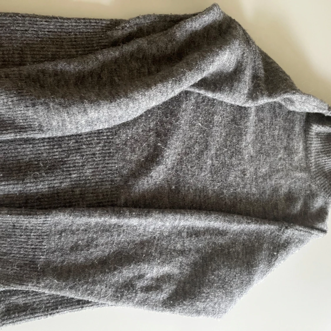 Grå polotröja i ullmix från BikBok - 1