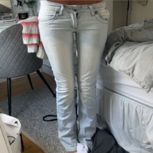 Ljusblå bootcut jeans  - Innerbenslängd: 84 cm och midjemåttet tvärsöver: 37-38 cm💓💓