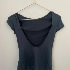 Mörkgrön topp med djup rygg - mörkgrön topp med korta ärmar och en riktigt djup, rundad rygg från weekday 