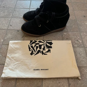 Isabel Marant sneakers Bobby  - Svarta Isabel Marant skor i modellen Bobby  Skorna är köpta på Vinted men är knappt använda och därav i väldigt fint skick!💕 Dustbagen har tyvärr ett litet streck på sig, troligtvis från en blyertspenna, men det är inget som märks och går nog att få bort!  Skorna är i storlek 37 men kan i vissa fall även passa någon med storlek 38 Bara att fråga för fler bilder eller ifall att man undrar något!💓