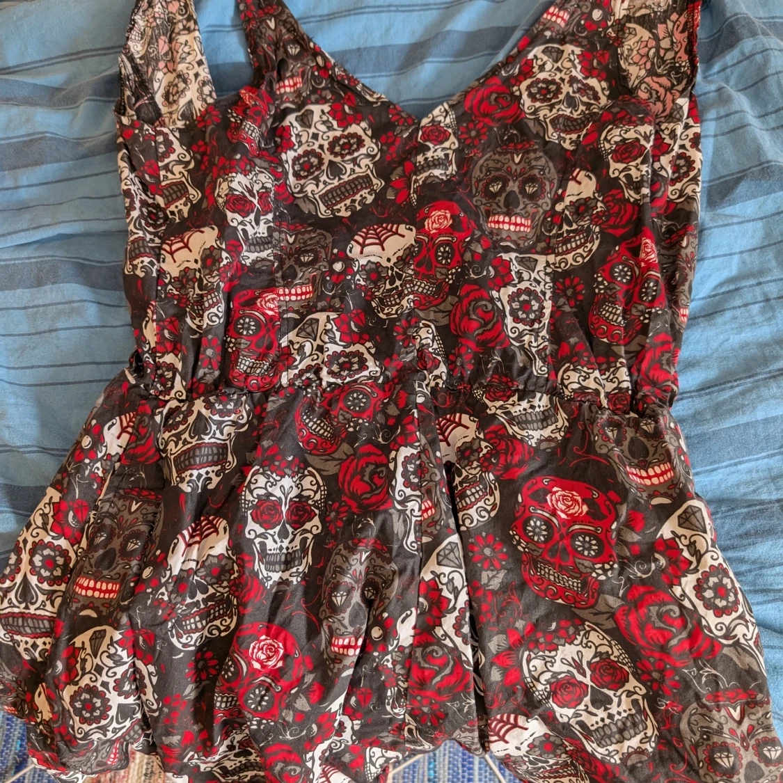 Rockabella romper/klänning med inbyggda shorts med dödskallemönster