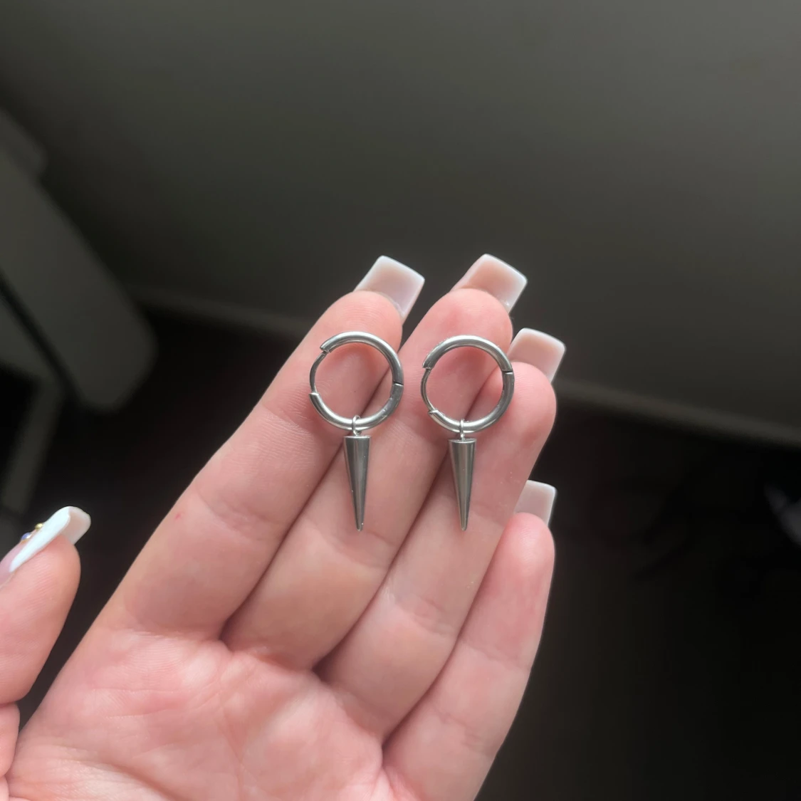 Edblad örhängen med spike-detalj - 1