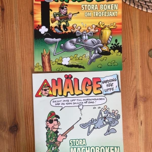 Hälge: Stora boken om troféjakt & Stora Machoboken - Två samlingsalbum med Hälge – Sveriges mest älskade älg! Fullspäckade med humoristiska serier om jakt, skogsliv och knasiga karaktärer. Perfekt för dig som gillar roliga tecknade böcker och vill ha något lättläst och underhållande. 96 sidor i varje bok