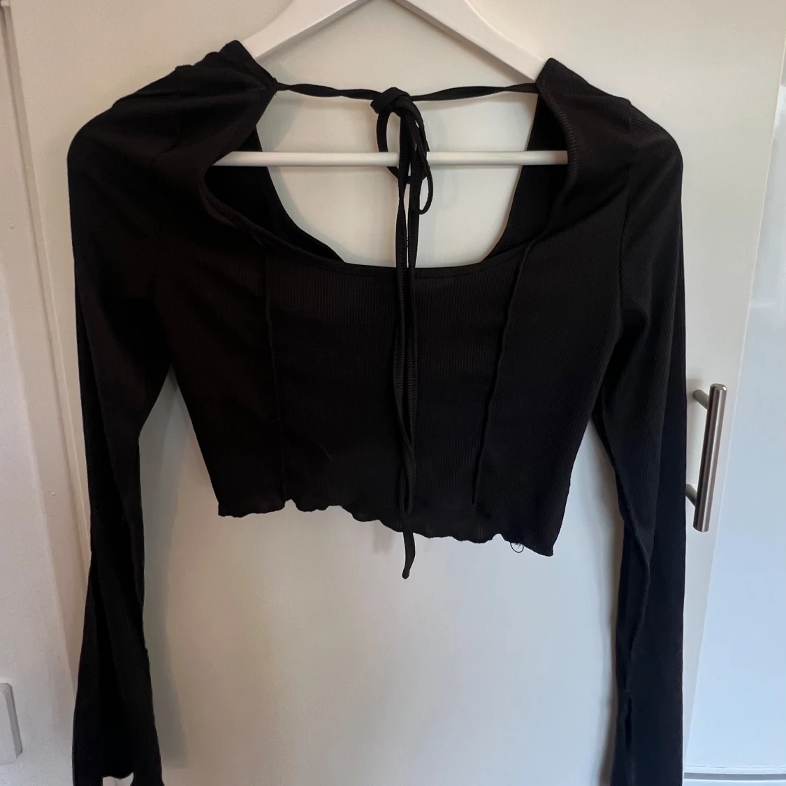 Svart croppad långärmad topp med knyt - 1