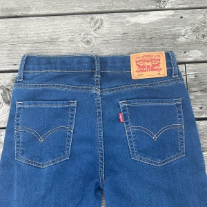 Levi's 501 blå jeans straight fit - Säljer min brors  minimalt använda Levi's 501 jeans blå. Jeansen har  läderpatch och mönster på fickorna bak. Snygga och bekväma, i bak på jeansen finns linjer som kommit i tvätten men går säkert bort vet inte? Hör bara av er om mått eller annat ✨👖storlek 164cm
