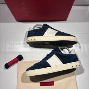 Valentino Flycrew - Hej! Säljer nu mina skor från märket Valentino, storlek 38.5 bra skick, allt på bilden ingår. givetvis äkta. Tveka inte på att höra av dig om du har frågor eller funderingar kring skorna! 