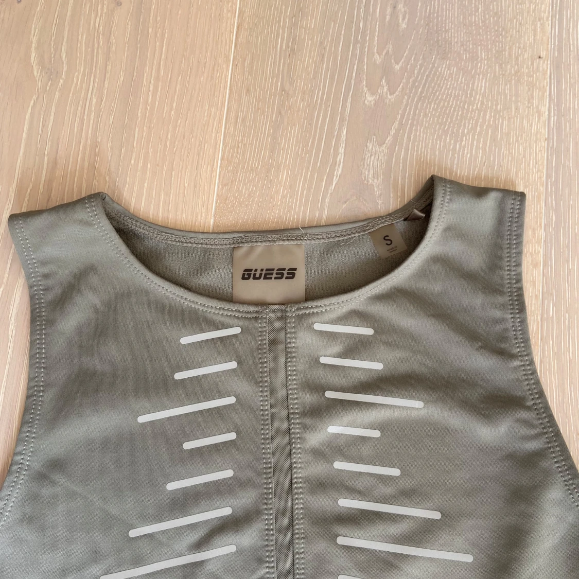 Grön  träningstop från Guess - 1