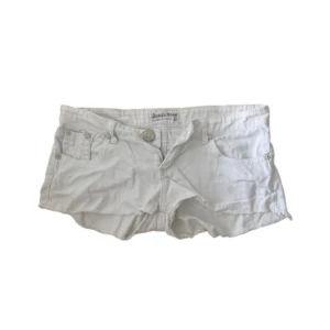 Lågmidjade, Vita jeansshorts - Snygga vita shorts från Ocean Blue med låg midja. De är tillverkade i jeans och har knapp- och dragkedjestängning framtill. Bra kvalité, skriv vid frågor!💕