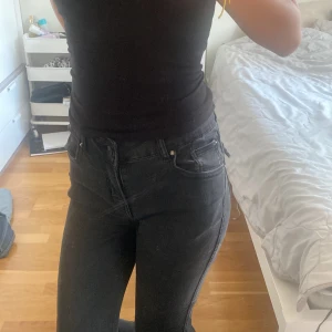 Svarta bootcut jeans från 157 lager - Säljer ett par svarta bootcut jeans från 157 lager. Jeansen har medium midja, snygga bakfickor med lock och knapp. Materialet är mjukt denim och passformen är normal med utsvängda ben. 