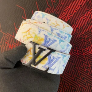 Vitt bälte - Stilrent vitt bälte med coola färger i storlek 110‼️ KOLLA BIO FÖR SJUK DEAL 