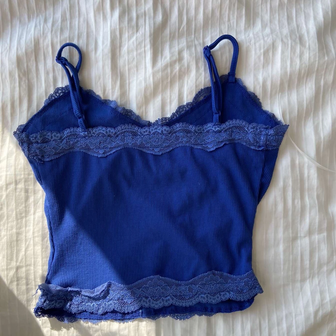 Blå ribbad linnetopp med spets - 1