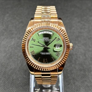Seiko mod Day-Date rose olive - Stilren Seiko Oyster Perpetual Day-Date med grön urtavla och romerska siffror. Klockan har en robust länk i guldfärgad metall och räfflad bezel. Visar både dag och datum, perfekt för dig som gillar klassisk men ändå modern design.