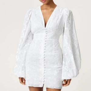 Vit kort klänning med puffärmar - Missa inte chansen att fynda en av Adoores mest älskade modeller. Först till kvarn! ❤️ 