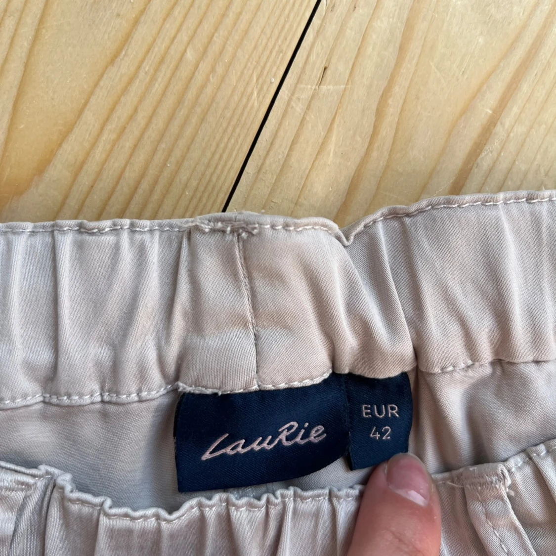 Beige byxor med resårmidja från LauRie - 2
