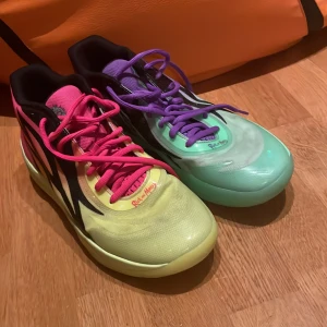 Puma MB.02 Rick & Morty basket skor - Tjenare, säljer dessa Puma Lamelo ball basket skor på grund av att dom inte är i min storlek. Skorna är använda ungefär 2-3 gånger. I 9,5/10 skick. I princip helt nya. Original kartong medföljs. Skorna kostar cirka 1 300 kr nya. Pris går att diskutera