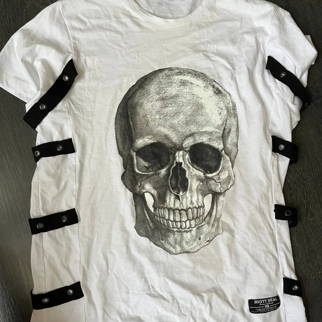 Vit t-shirt med svarta band Rusty Neal