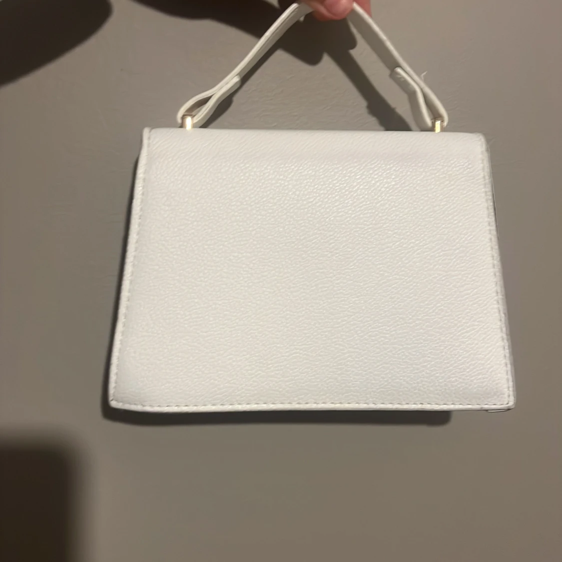 Vit axelväska i skinnlook - 1