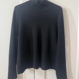 Svart polotröja från Object - Svart polotröja från Object i storlek S. Tröjan har en hög ribbad krage och är långärmad med en klassisk, enkel design. Perfekt för lager-på-lager och funkar till många olika stilar. Mjuk och skön känsla, passar dig som gillar minimalistiskt.