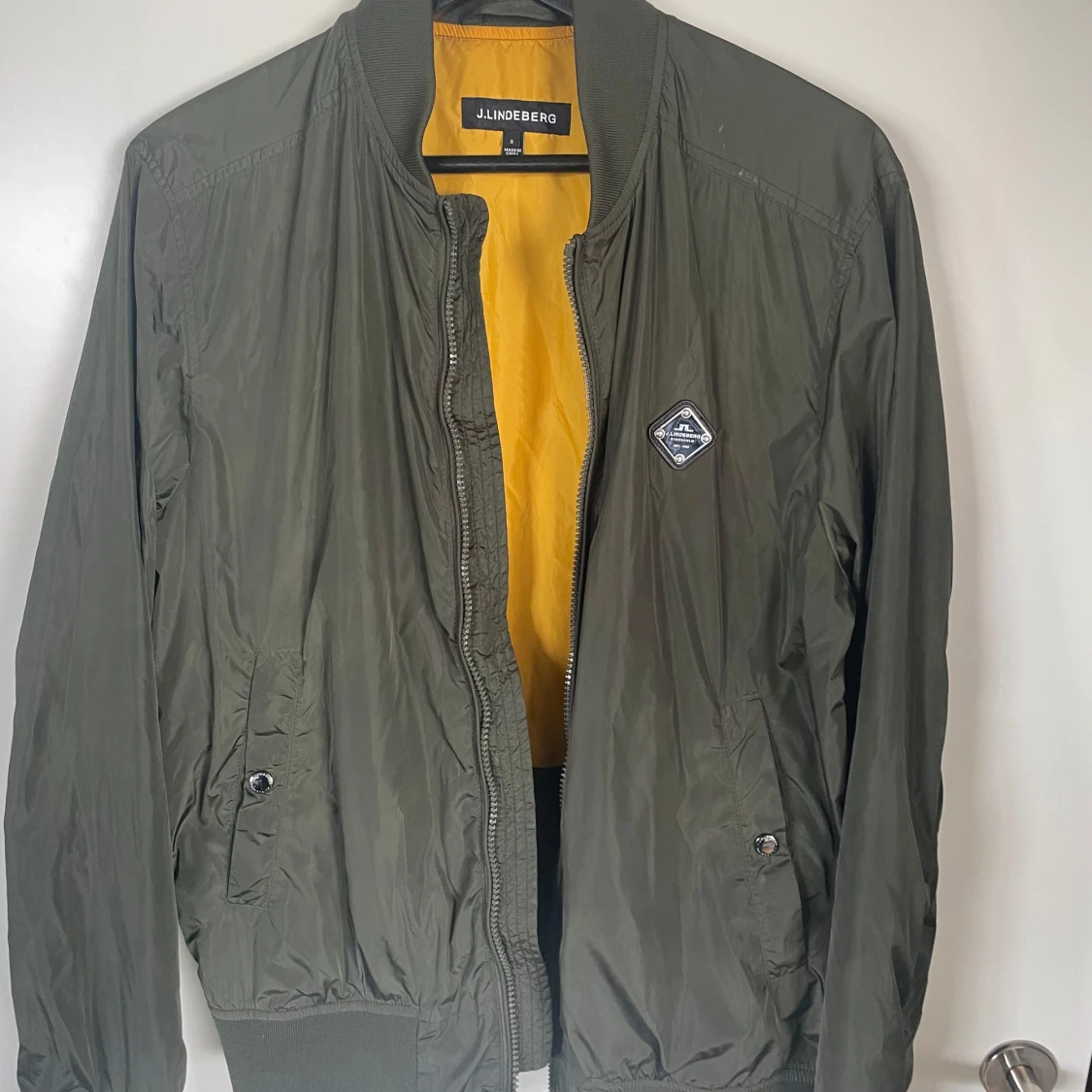 Olivgrön bomberjacka från J.Lindeberg