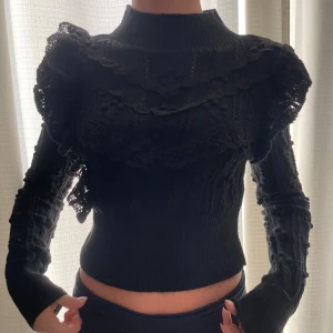 Fest topp - Skön och söt fest topp som är virkad med mönster/broderier! Knappt använd, pris kan diskuteras!