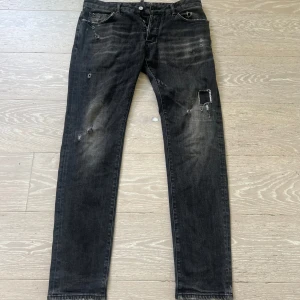 Dsquared 2 jeans - Säljer nu ett par as soft dsquared2 jeans i najs skick😍 Otroligt feta slitningar och tvätten på dessa är 10/10! Storleken är 54, vet ej vad det motsvarar men passar ca 31/32. Skriv vid minsta lilla fundering! 