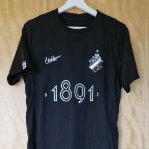 AIK fotbollströja "Smokinglirare" 2025 - AIK repIika fotbollströja "Smokinglirare" 2025. Helt ny med tag. Storlek: Small