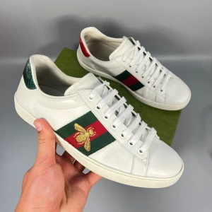 Gucci skor storlek 40 - Väldigt bra skick, box och papper ingår! creasade men märks knappt. Tidigare användaren har använt shoe hero sole cleaning / Whitening. Kom med frågor! 