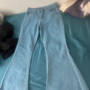 Ljusblå bootcut jeans från SHEIN - Säljer ett par ljusblå bootcut jeans från SHEIN i storlek Petite M. Jeansen har klassisk femficksdesign, hög midja och vida ben med snygg utsvängning. Perfekta för dig som gillar retrovibbar och vill ha ett par riktigt statement jeans.