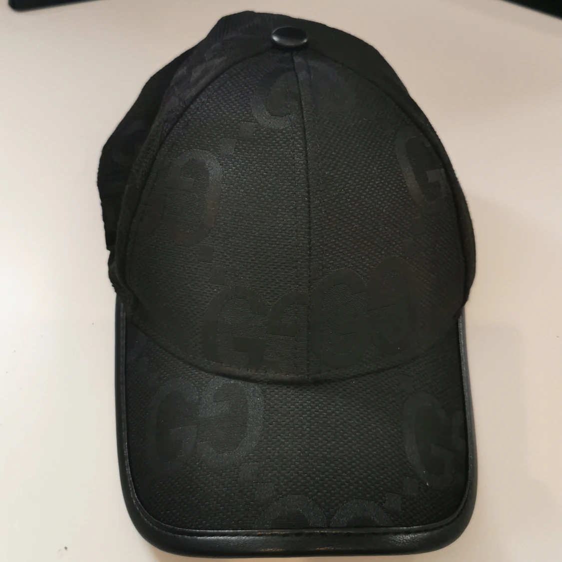 Fet keps med G mönster 