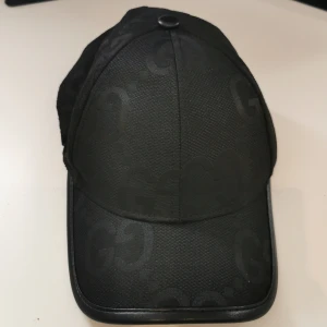 Fet keps med G mönster  - En riktigt snygg svart keps med G mönster 