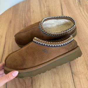 Ugg Tasman - Ugg Tasman Chestnut i använt men bra skick. Köpta på Raglady förra året för 1500kr. 