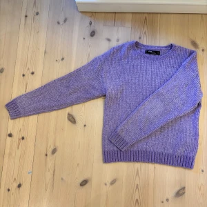 Lila ribbstickad tröja - Jättemjuk stickad tröja. Knappt använd. Det var väldigt svårt att fånga den verkliga färgen på bild, men den ligger någonstans mittemellan den första och andra bilden.