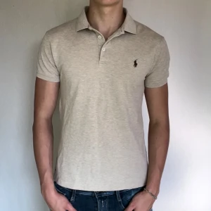 Ralph lauren piké - Tjena! Säljer nu denna feta Ralph lauren pikén i storlek M, (slimfit) passar M-S, skick 9/10, Dm för frågor eller mer🙌 