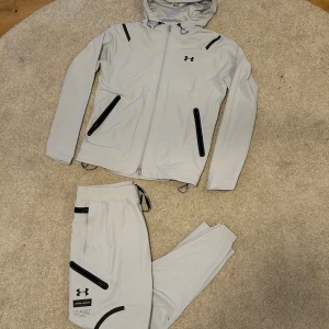 Under armour tracksuit  - Säljer en supersnygg under armour för ett mycket bra pris!! Köptes på deras hemsida för 2400kr och säljer den nu för 1399kr. Storlek M! Priset kan sänkas vid snabb affär, skriv för intresse !