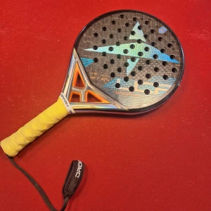 Nox Padell - Ett rack från Nox i bra skick, perfekt rack för medel kunniga spelare även för snäppet bättre. Hör gärna av er om funderingar!