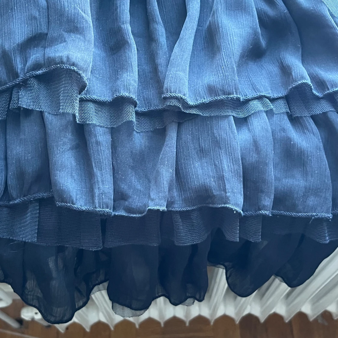 Svart volangkjol med dragkedja - 1